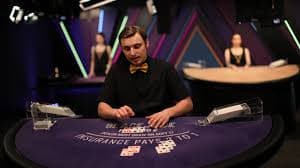 Studio Diamond Empire dengan dealer profesional dan meja berkualitas HD