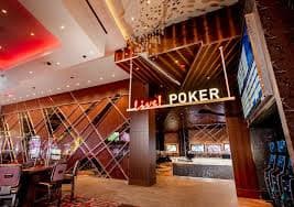 Antarmuka permainan Diamond Empire dengan streaming video dealer dan kontrol taruhan